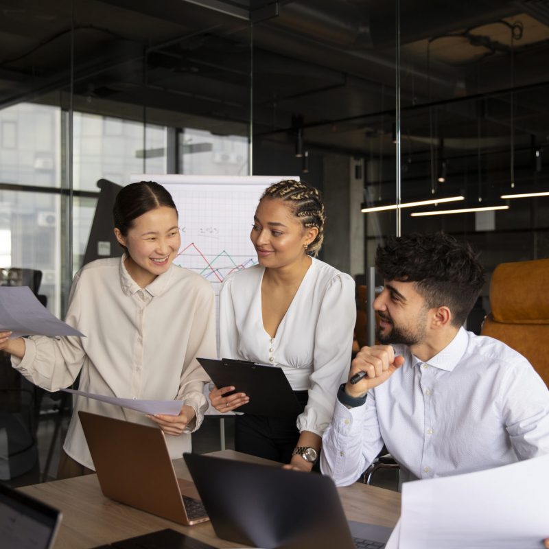trabalhadores-de-escritorio-usando-graficos-de-financas